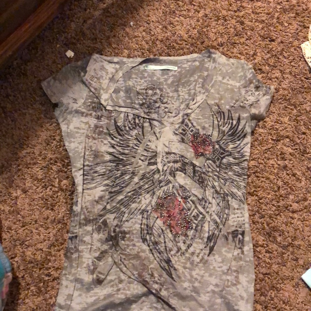 Maurice’s grey shirt